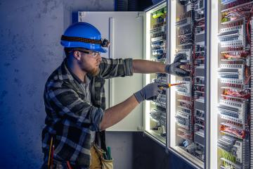 Elektriker prüft Verteilerschrank